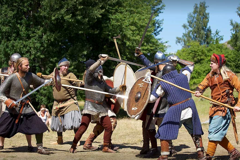 Vikingar som slåss på Arkeologidagen 2018