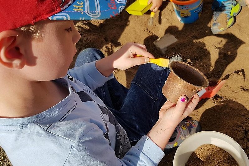 I slutet av augusti anordnas arkeologins dag på Anundshög. Då kan bland annat barn prova på hur det är att vara arkeolog. Foto: Ingela Lindestad